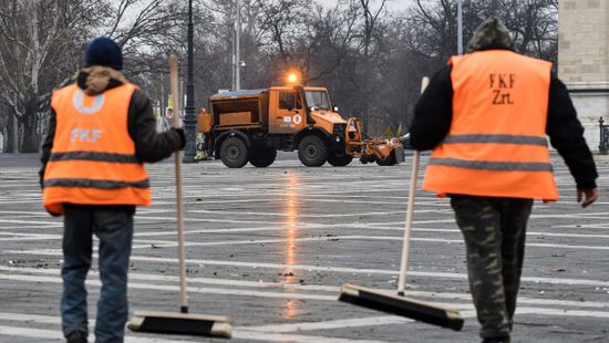 A forró betonon kell térdelniük a munkásoknak Újpesten