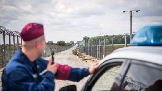 Továbbra is nagy a migrációs nyomás: több mint nyolcszáz határsértőt fogtak a rendőrök