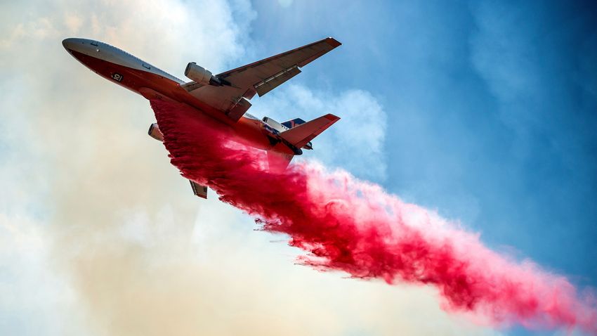 Tűzgátló anyaggal próbálják megfékezni a kaliforniai erdőtüzet + galéria