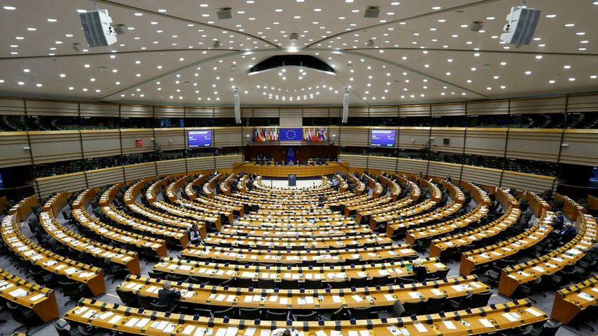 A globális minimumadó pártján áll az Európai Parlament