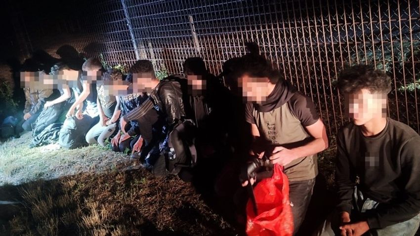 Ismét több száz migráns ellen intézkedtek a magyar rendőrök