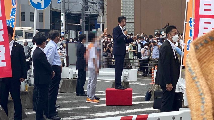 A merénylő kitálalt: ezért lőtte le a volt japán miniszterelnököt + videó