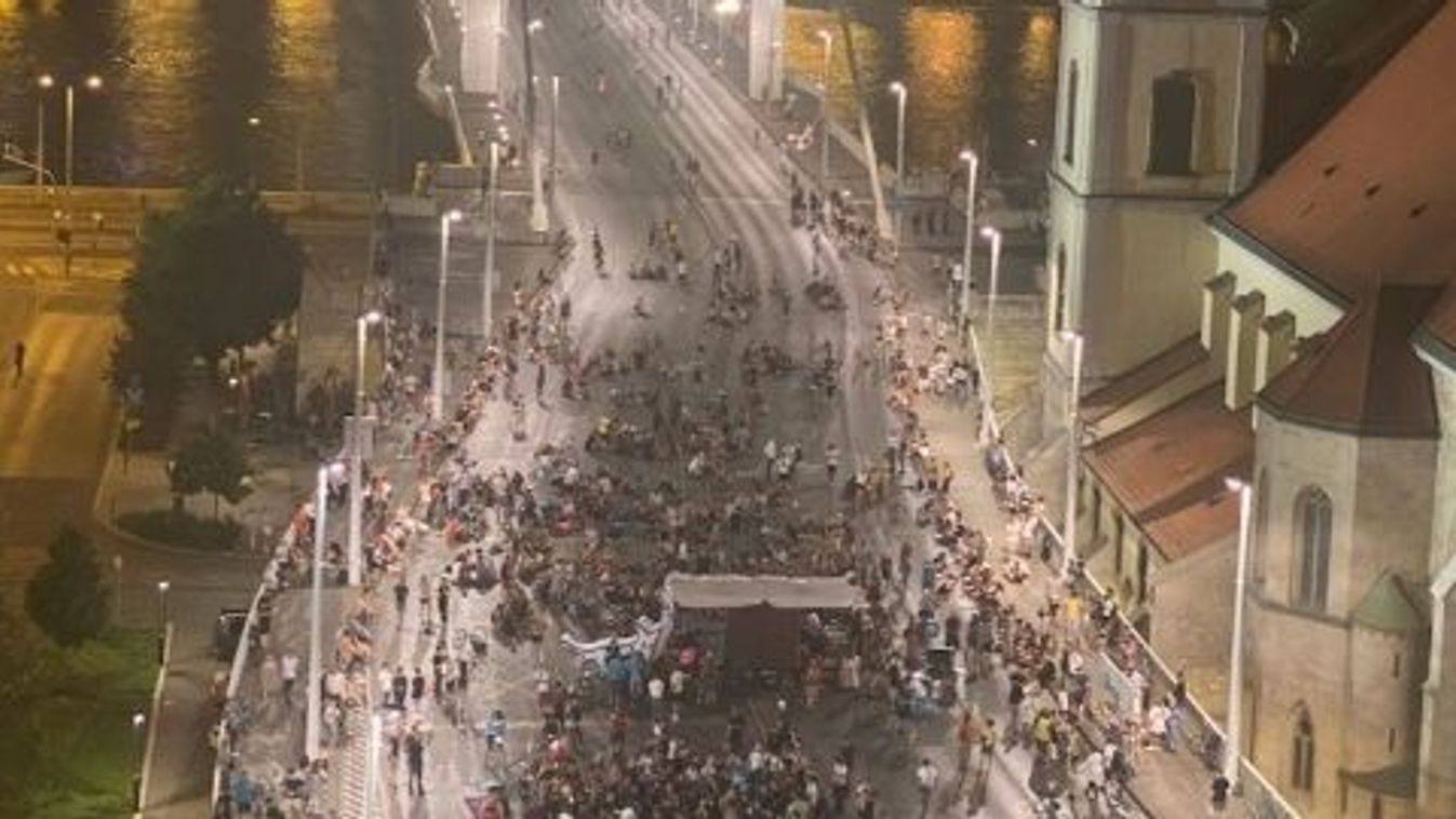 Ennyian voltak a kata-tüntetésen csütörtök este az Erzsébet hídnál.