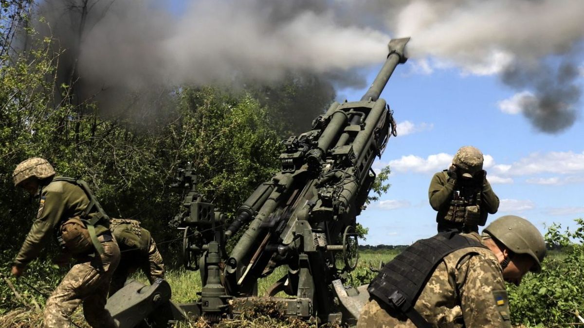 Donyecki terület, 2022. június 6. Ukrán katonák M777 ágyúval lövik az orosz erõket a kelet-ukrajnai Donyecki területen 2022. június 6-án. „Egy nagy fekete lyukba zuhan” (Fotó: MTI/EPA)