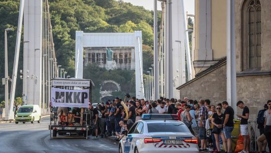 Kifulladóban a Magyar Kétfarkú Kutya Párt tüntetése: pár száz ember próbál káoszt csinálni