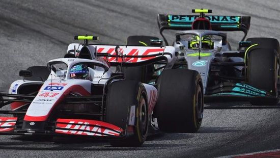 Schumacher bosszantotta Hamiltont, de saját csapattársa kitolt vele