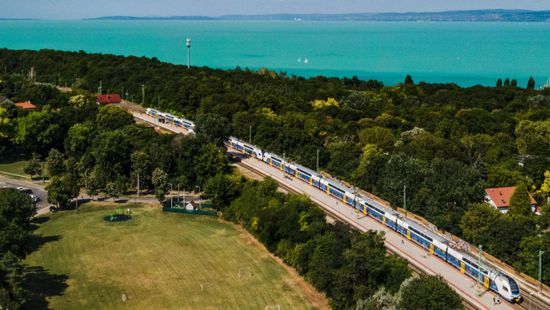 Hétvégenként dupla emeletes vonat jár a Balaton déli partjára