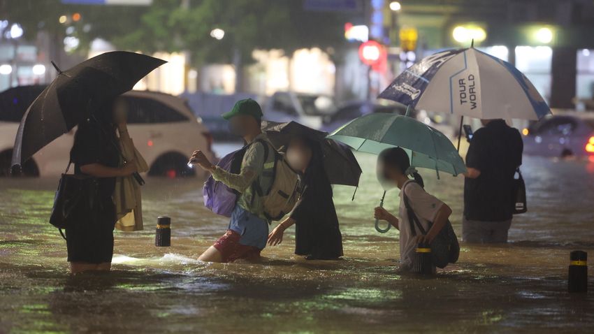 Halálos áldozatai is vannak az özönvízszerű esőzésnek Dél-Koreában