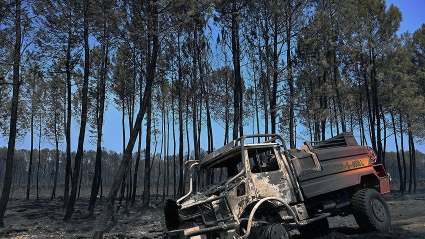 Külföldi tűzoltók segítenek a franciaországi erdőtüzek oltásában