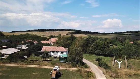 Egy holland férfi megvett egy magyar falut, idén már fesztivált szervez benne + videó