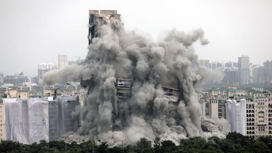 Illegálisan épült felhőkarcolókat bontottak el robbantással Indiában