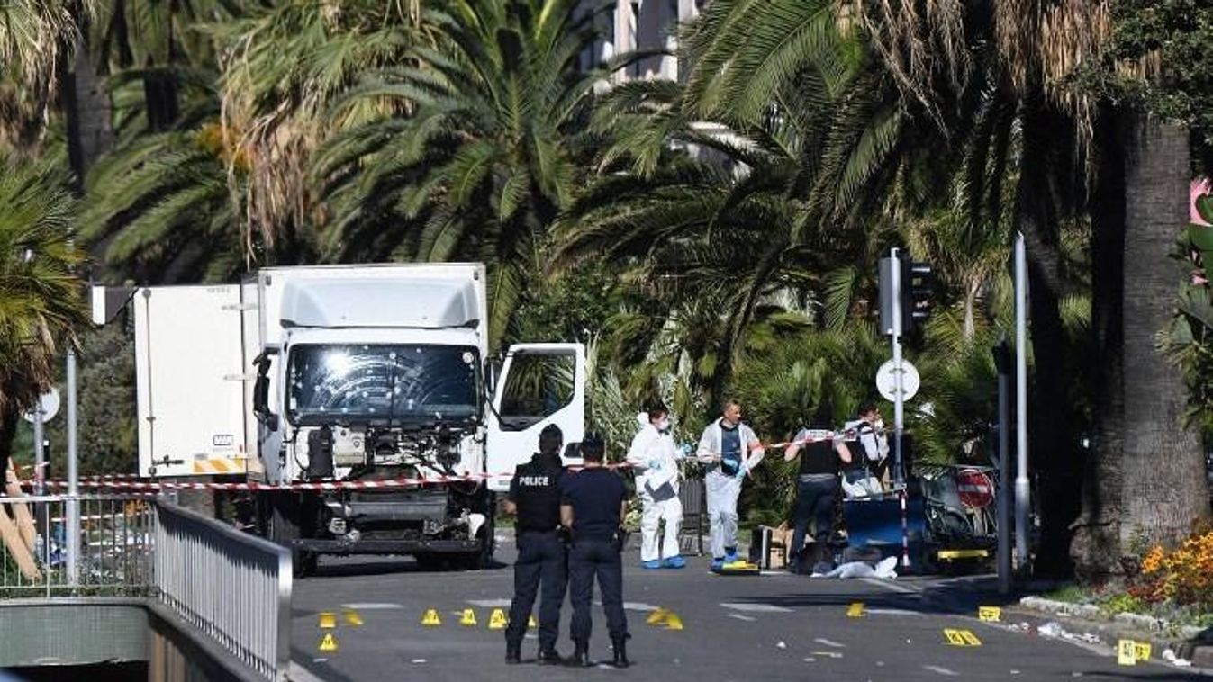 A nizzai merénylő kamionja (Fotó: AFP)