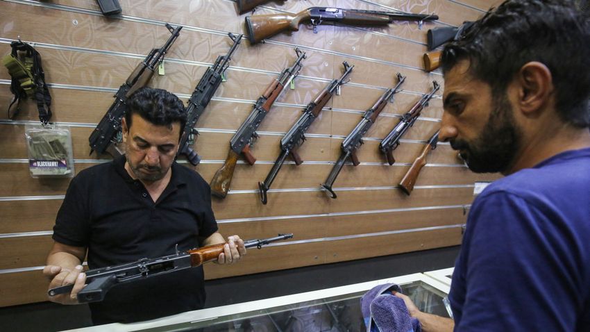 Virágzik a fegyverpiac az iraki Facebook-oldalakon