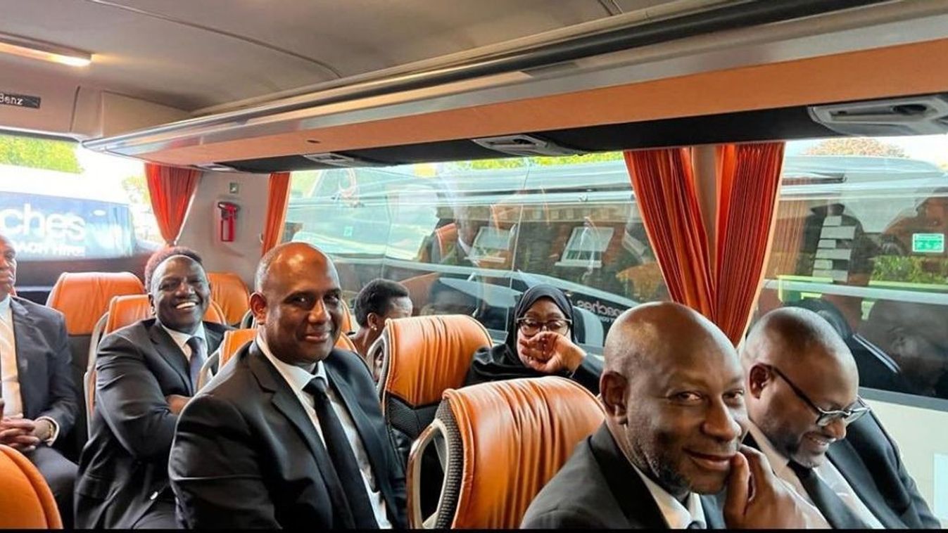 Afrikai vezetők buszonak II. Erzsébet temetésére.