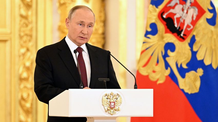 Putyin szerint a szuverenitás meggyengülése halálos veszély