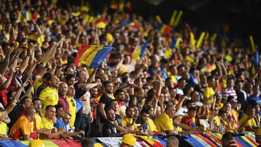 Román futballvégletek: azonnali lefejezés kontra végtelen türelem