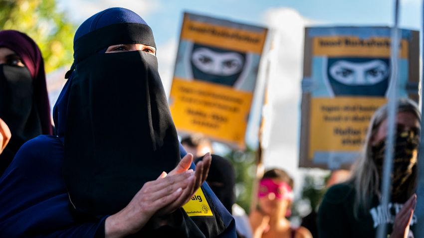 Betiltaná a hidzsáb viselését az általános iskolákban a dán baloldal