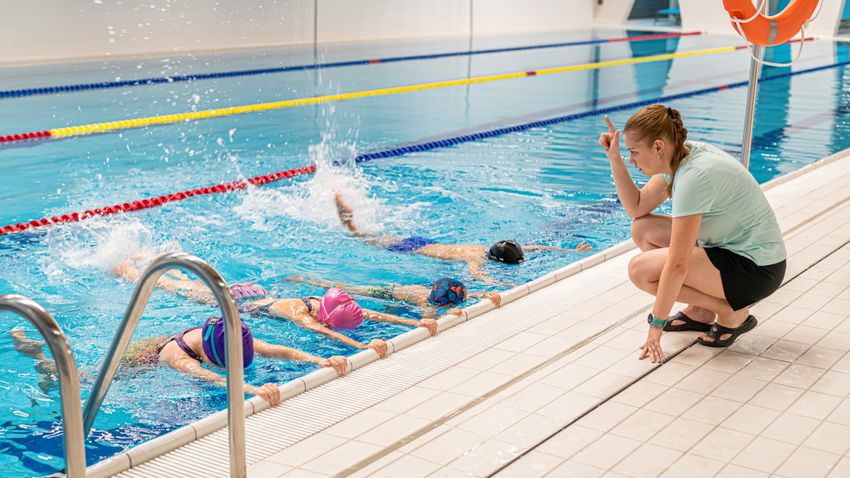 Zavartalanul folyik az úszásoktatás a Belvárosi Sportközpontban