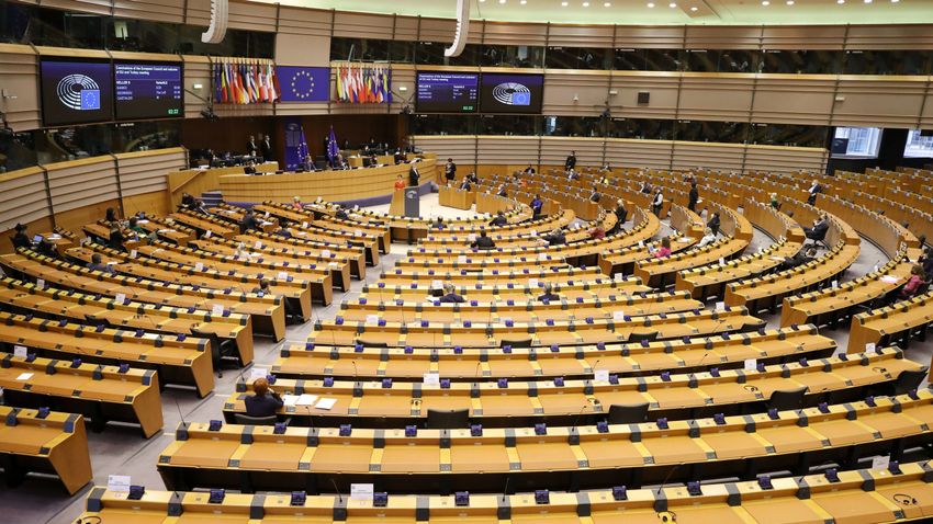 Az EP-képviselők új szabályokat szorgalmaznak az európai politikai pártokkal és alapítványaikkal kapcsolatban