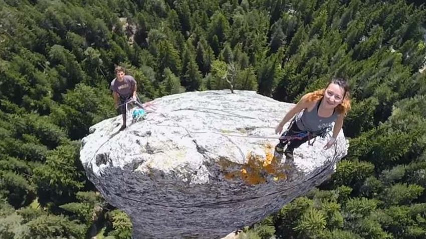 Lélegzetelállító videó egy százméteres sziklatorony megmászásáról