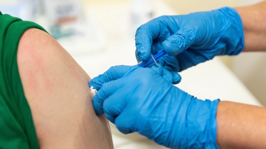 Európai engedélyt kapott az omikron variáns elleni Pfizer- és Moderna-vakcina