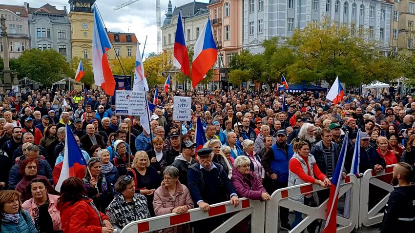 Tízezrek követelik a cseh kormány lemondását