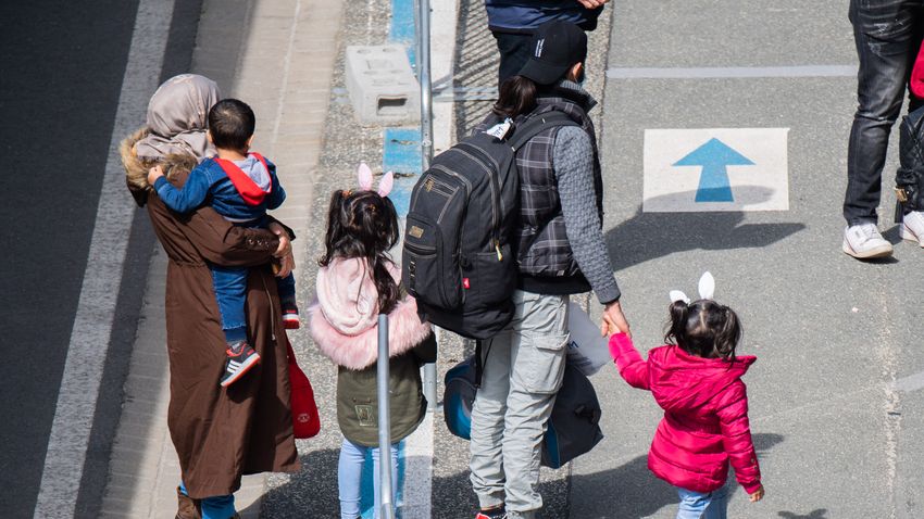 Illegális migránsok tömegei áramlanak be Németországba