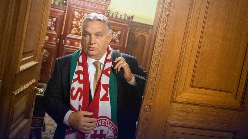 Orbán Viktor a parlamentből indult az esti meccsre