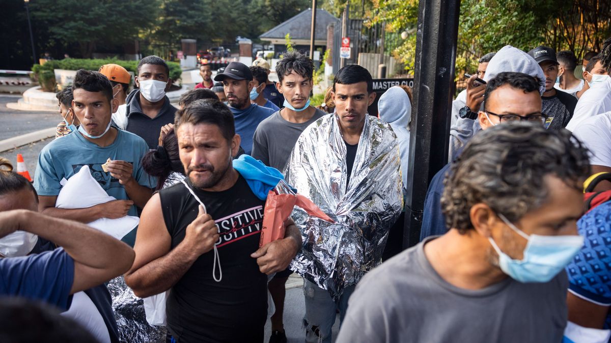New York polgármestere a texasi buszvállalatokon verné le az illegális migráció költségeit