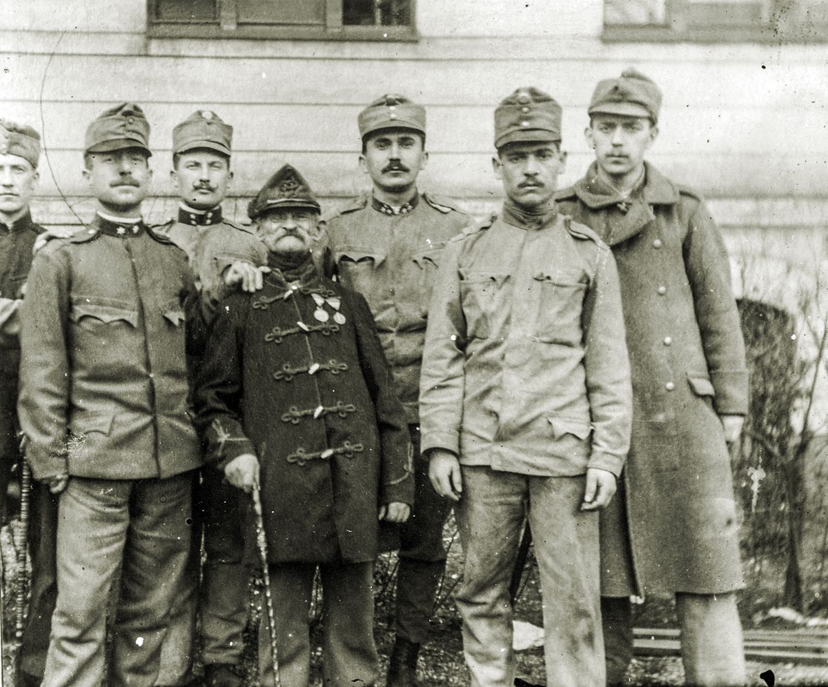 Idős harcos első világháborús katonák gyűrűjében