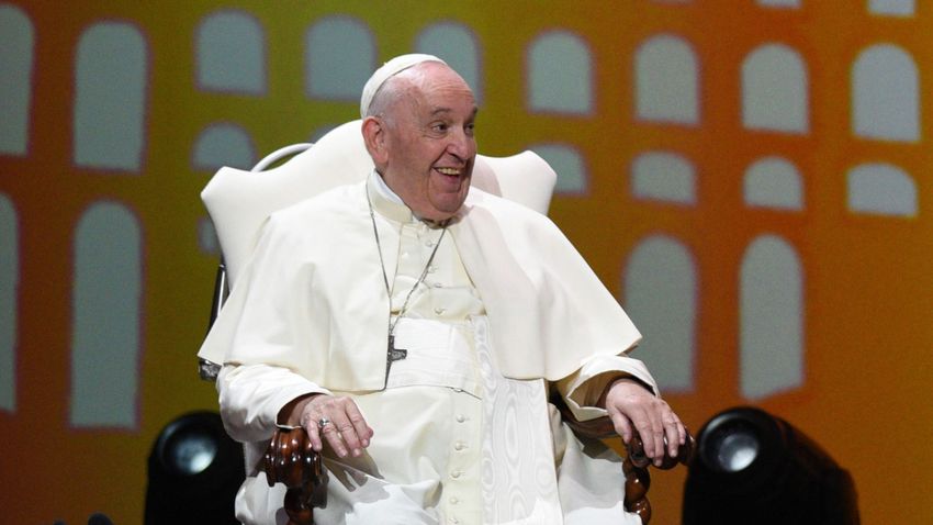 Fiatalokkal kötött egyezséget a bolygó megmentésére Ferenc pápa