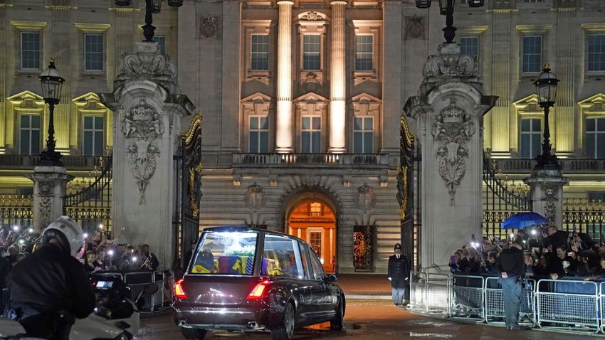 Felravatalozzák II. Erzsébet koporsóját a londoni parlamentben