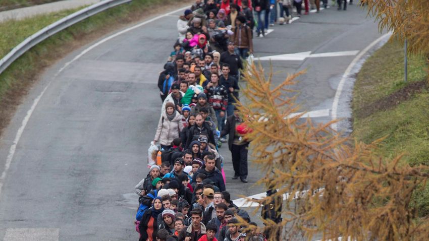 Karavánt szerveznek, tömegesen törnének be a migránsok az EU-ba