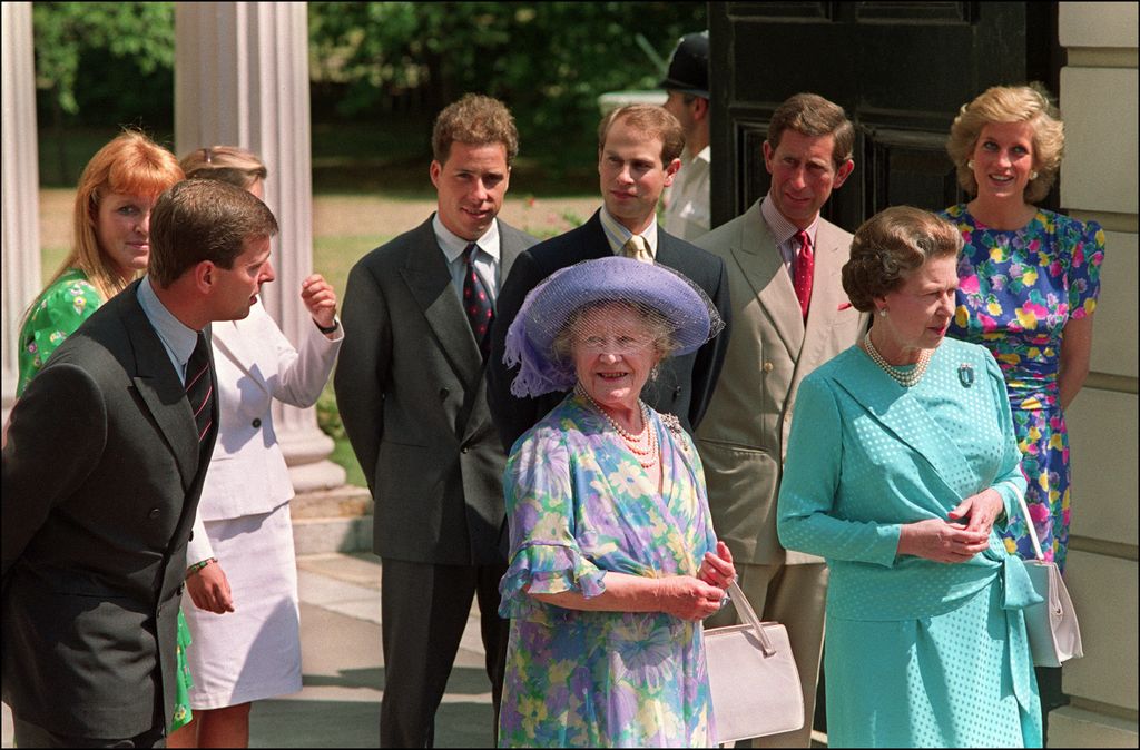 Queen Elizabeth the Queen Mother poses 04 August 1989 outside her London Clarence House residence for photographers with Queen Elizabeth (R) and other members of the Royal Family on her 89th birthday. Left to right are: Prince Andrew, Sarah Duchess of York, Lord Linley, Prince Edward, Prince Charles and Diana Princess of Wales. (Photo by JOHNNY EGGITT / AFP)