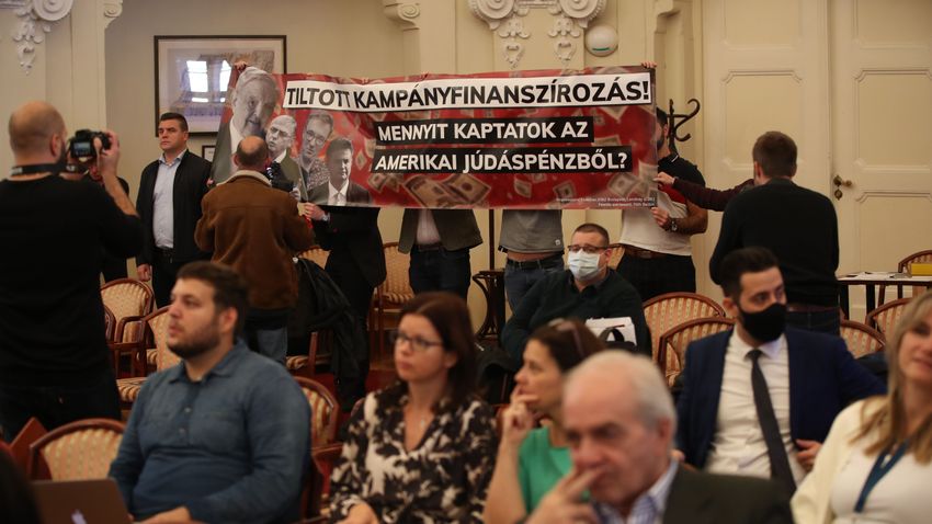 „Tiltott kampányfinanszírozás!” feliratú molinóval várták a főpolgármestert