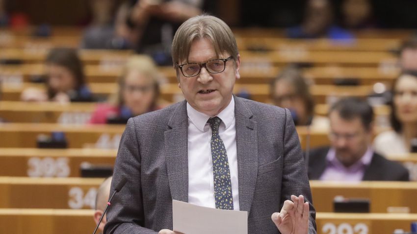 Verhofstadt bort iszik és vizet prédikál
