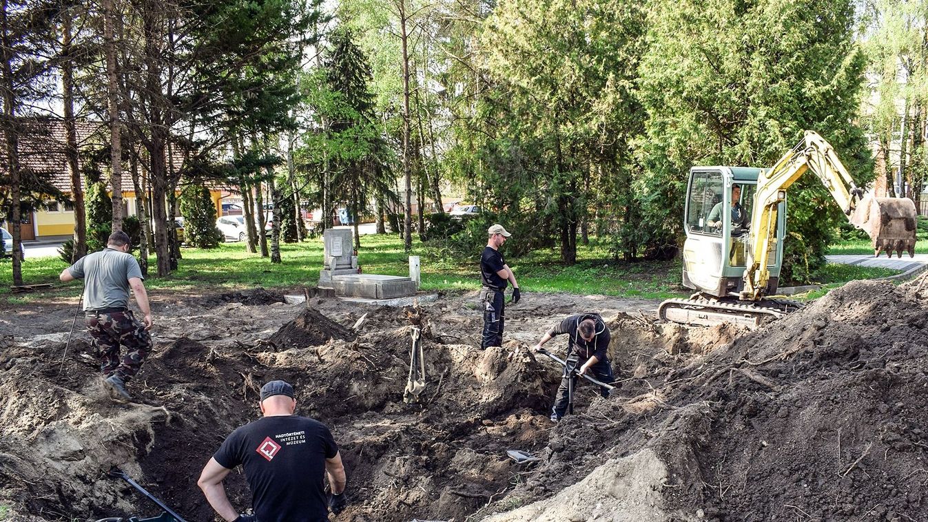A környei régi sírkert melletti katonatemető feltárása 2022 májusában. 39 magyar, hat német és két szovjet katonát exhumáltak (Fotó: HM Hadtörténeti Intézet és Múzeum)
