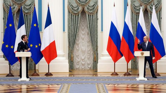 Emmanuel Macron: Folytatni kell a párbeszédet Oroszországgal