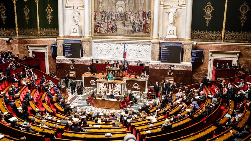 Elbuktak a francia kormány elleni bizalmatlansági indítványok a nemzetgyűlésben