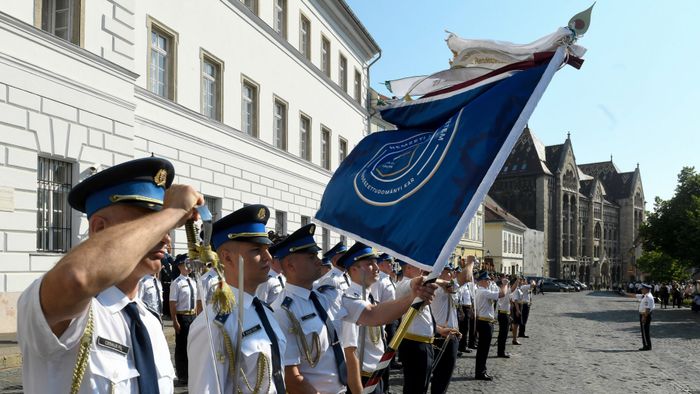 A közszolgálati egyetem végzõs hallgatóinak tisztavatási ?