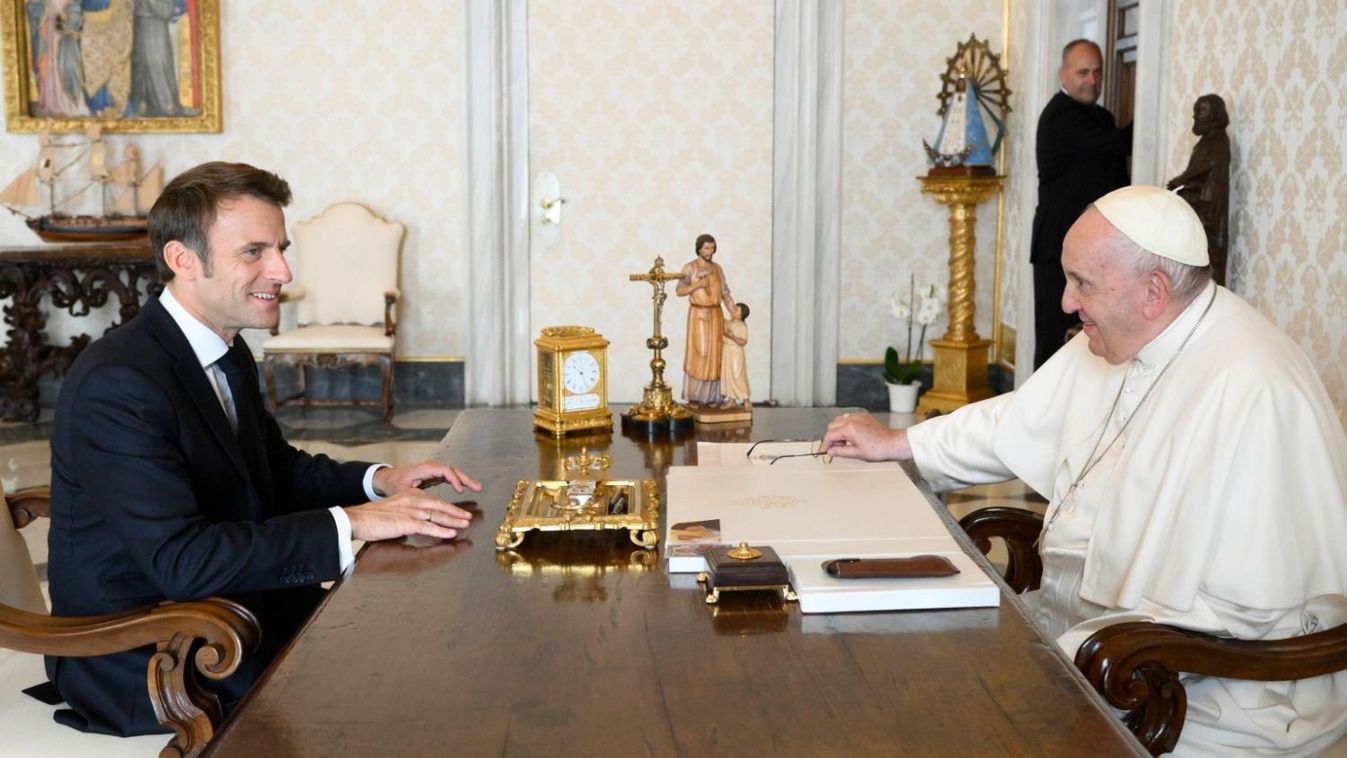 A Vatikáni Média által közreadott képen Ferenc pápa magánkihallgatáson fogadja Emmanuel Macron francia elnököt a Vatikánban 2022. október 24-én. 