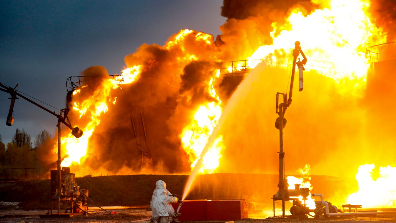 Sahtarszk, 2022. október 27. Lángoló tartályok 2022. október 27-én, miután ukrán tüzérségi támadás ért egy olajraktárt a kelet-ukrajnai Donyecki terület orosz megszállás alatti részén fekvő Sahtarszkban. MTI/AP