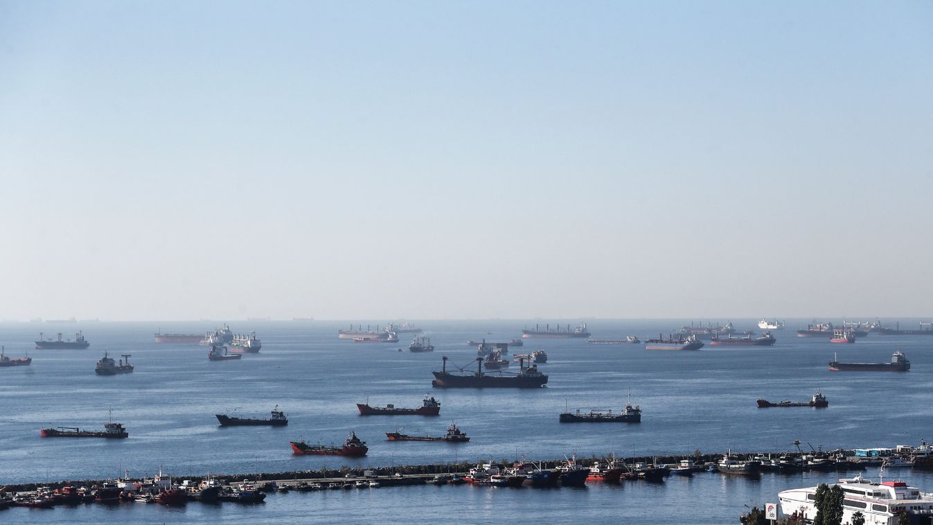 	Isztambul, 2022. október 22. Ukrán gabonát szállító teherhajók ellenőrzésükre várva horgonyoznak a Márvány-tengeren, Isztambul partjai előtt 2022. október 22-én. Az Ukrajna ellen 2022. február 24-én indított orosz háború alatt úgynevezett biztonságos folyosókon távozhat az országból a kivitelre szánt ukrán gabona a Fekete-tengeren, majd Isztambulban ellenőrzik, a hivatalos szállítmányon kívül nincs-e más, tiltott rakomány a hajók fedélzetén. MTI/EPA/Erdem Sahin