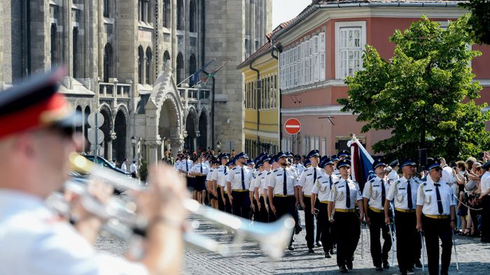 A közszolgálati egyetem végzõs hallgatóinak tisztavatási ?