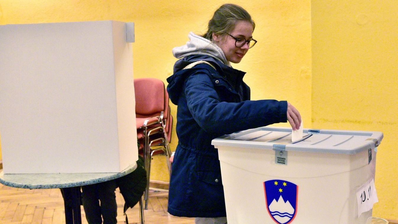 Fiatal nő voksol a szlovéniai elnökválasztás első fordulójában Radomlje településen 2022. október 23-án. A szavazásra mintegy 1,7 millió állampolgár jogosult. 