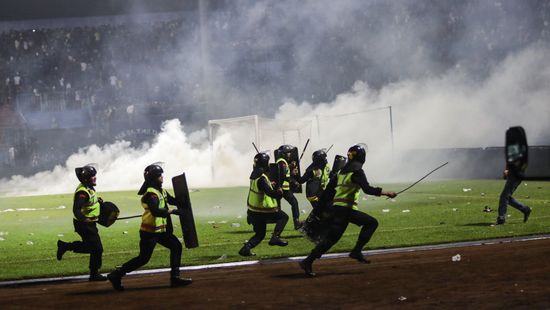 174 ember meghalt Indonéziában egy futballpályán történt zavargás miatt