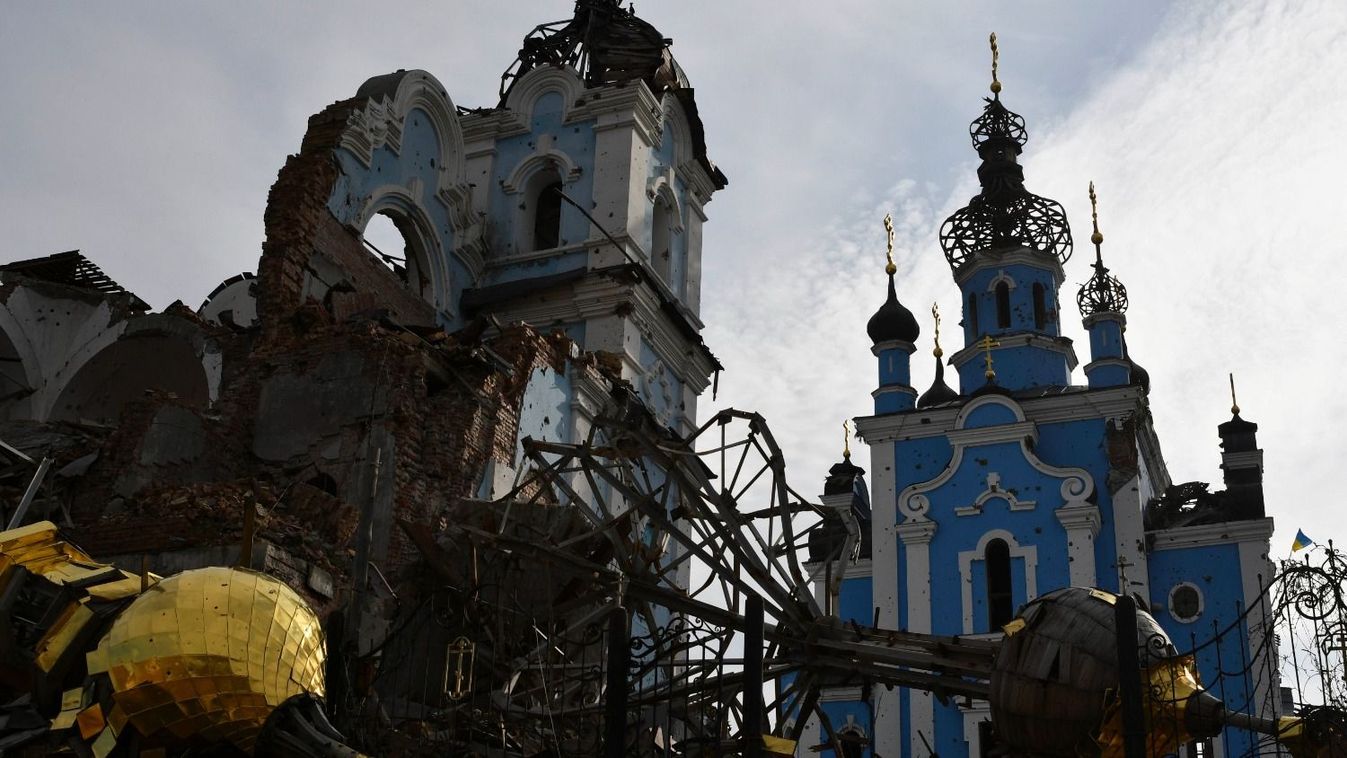 Bohorodicsne, 2022. október 22. Az orosz hadseregtől visszafoglalt kelet-ukrajnai falu, Bohorodicsne templomának romjai 2022. október 22-én. 