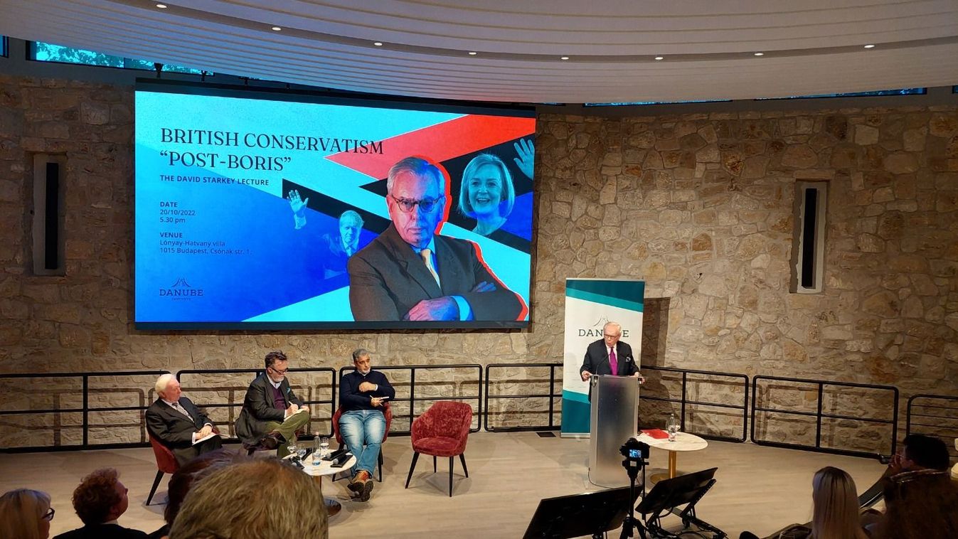 David Starkey brit történész tart előadást a budapesti Danube Institute Brit konzervativizmus Boris után című rendezvényén 2022. október 20-án.