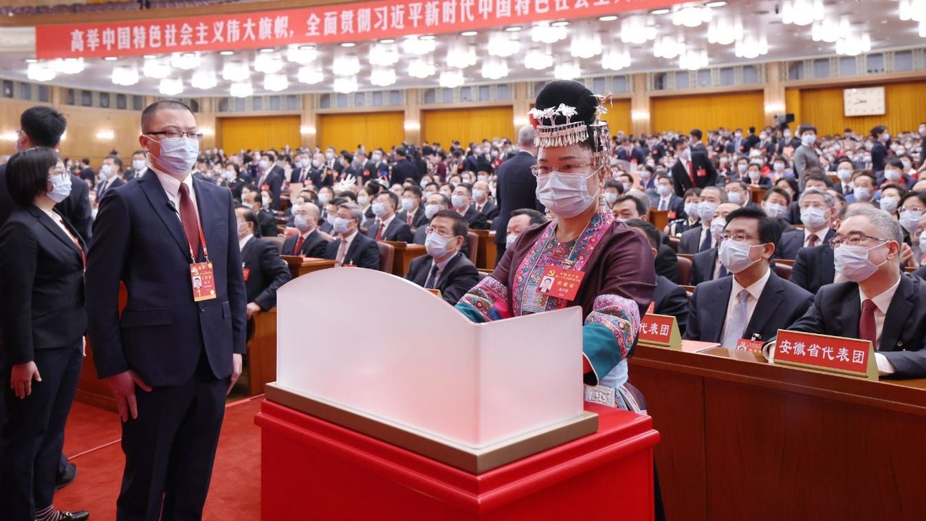 Szavaz egy küldött a Kínai Kommunista Párt 20. kongresszusának záróülésén a pekingi Nagy Népi Csarnokban 2022. október 22-én. 