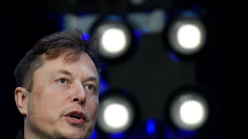 Már Elon Musk irányítja a Twittert, hamar ki is rúgott néhány felsővezetőt